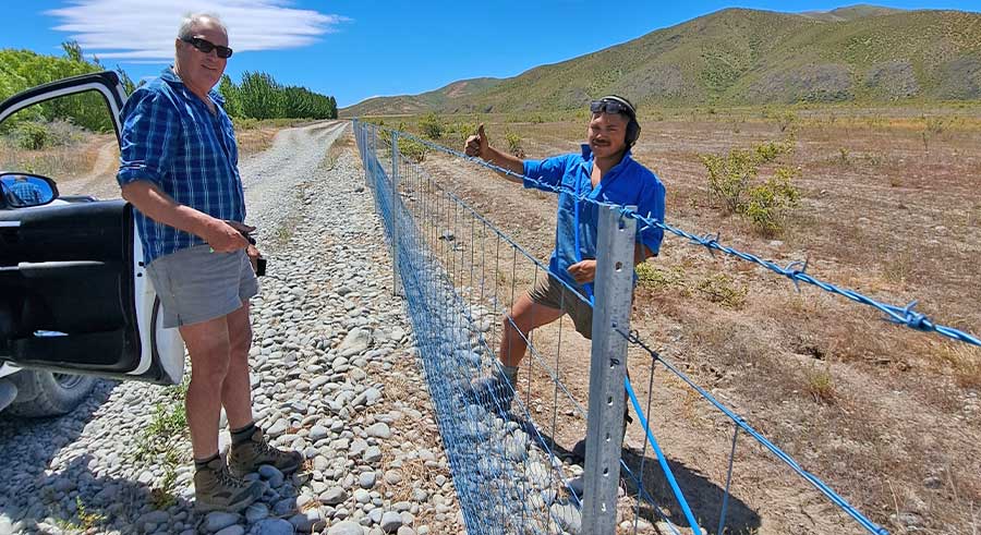 <p>Wallaby Programme Leader Brent Glentworth and a contractor with the finished <span>15km section of the </span>wallaby exclusion fence <span>from Grays River north towards Lake Tekapo/Takapō.</span></p>