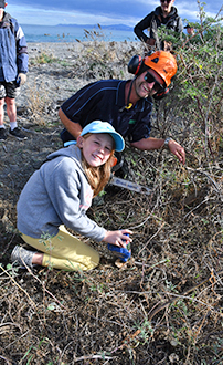Heath Melville with Hinds School students