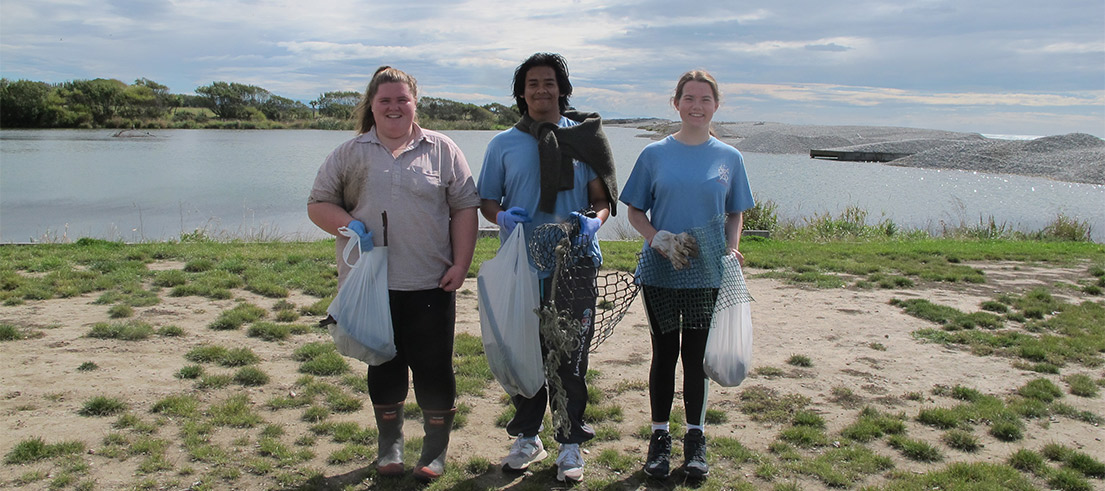 Waimate community clean up local beach