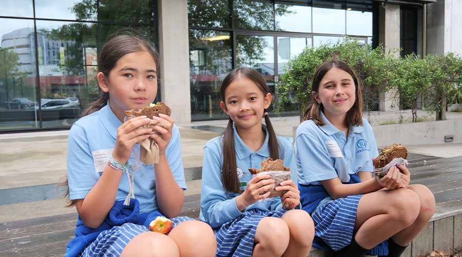 <p>Te Kura o Huriawa Thorrington students enjoy their kai</p>